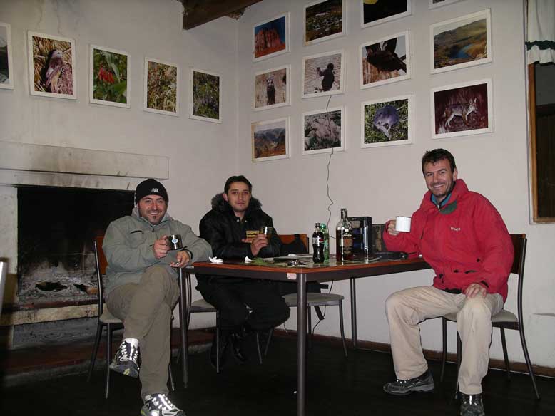 en el refugio con el artista, que no ha bebido tanto flor de caña en su vida.