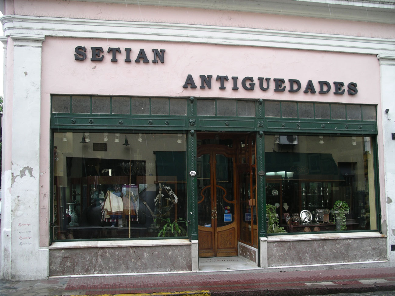 decenas de tiendas de antiguedades podreis encontrar en el barrio de San Telmo