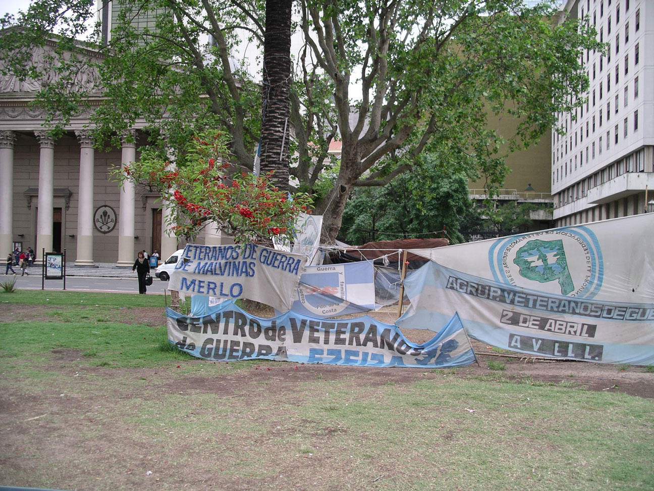 Es imposible que a lo largo de Buenos Aires no veas alguna alusión a las Malvinas.. Eso es lo que deberiamos hacer nosotros con la verguenza de Gibraltar..Siempre español!!!!