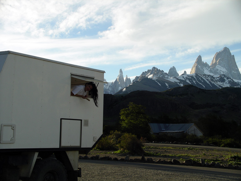 lugar de privilegio para dormir. La niña peinandose.