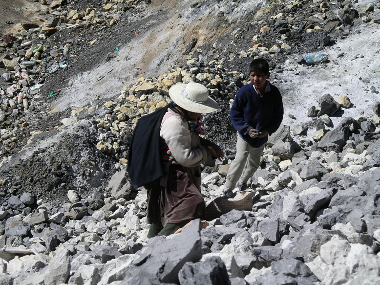 familia buscando mineral