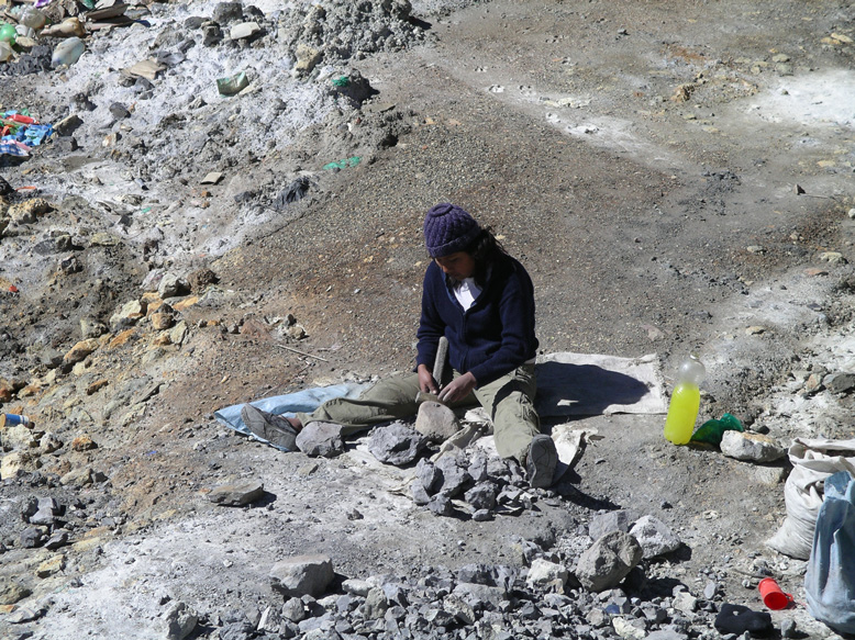 mujer minera. No se la permite trabajar en el interior de la mina.