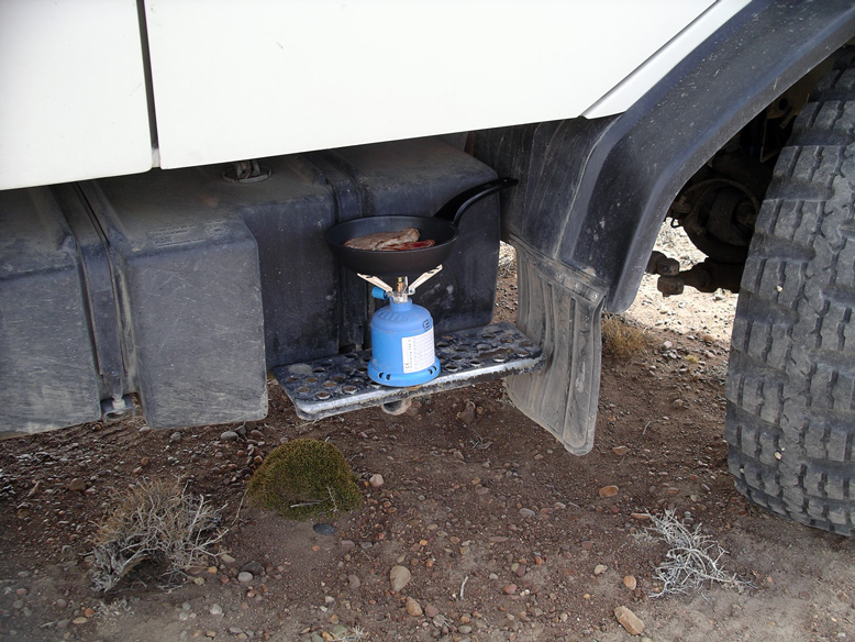 lo que hay que hacer para no manchar la cocina del niño...me tiene la niña frito