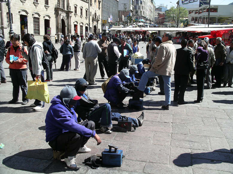 La legión de limpiabotas de la Plaza de San Francisco