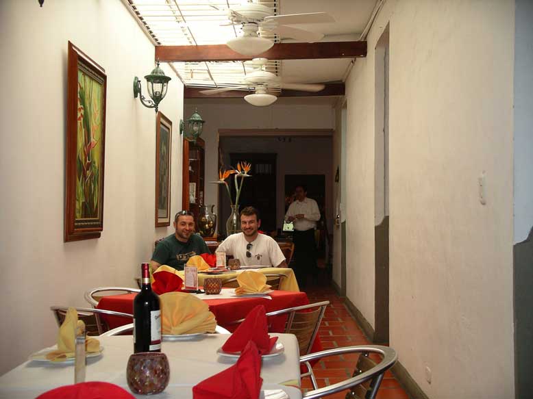 comiendo una paella en Cali. Somos los mas guiris. Rest Dr.Paella. San Antonio. Carísimo.