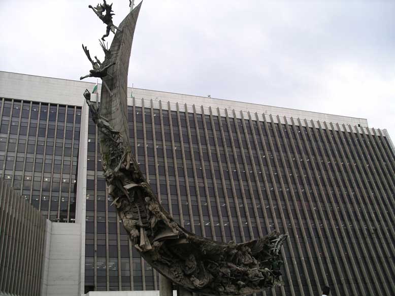 expectalucar monumento a la raza