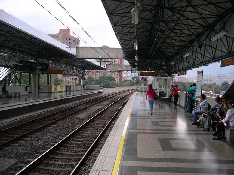 moderno metro de medellín. Es aéreo