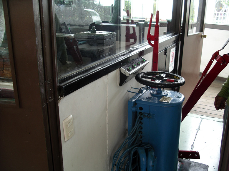 ojo al puesto de mando del ascensorista, parece un submarino