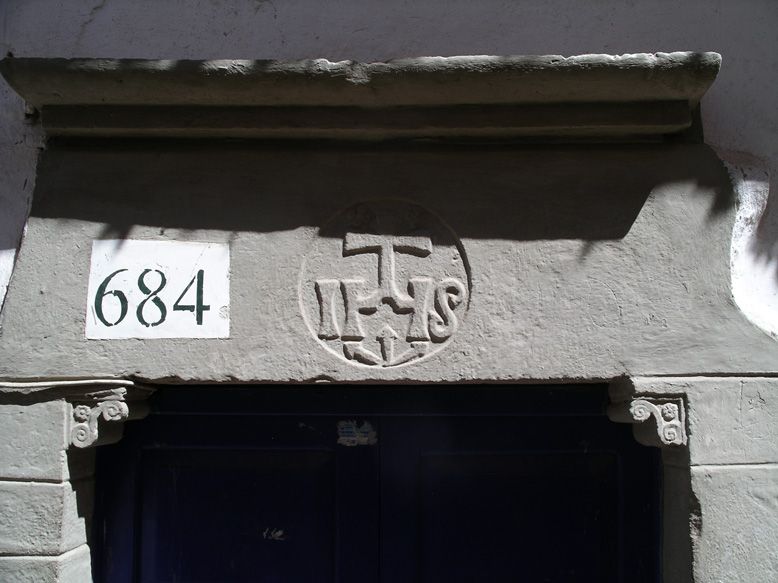 escudo Jesuita. esta la ciudad plagada. Para que os hagais una idea del poder de la orden