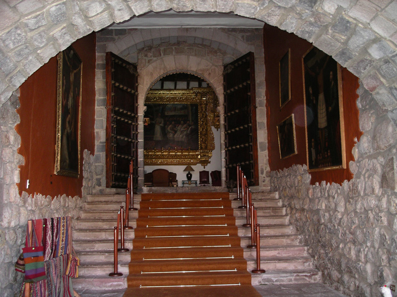 entrada a la capilla del hotel Monasterio