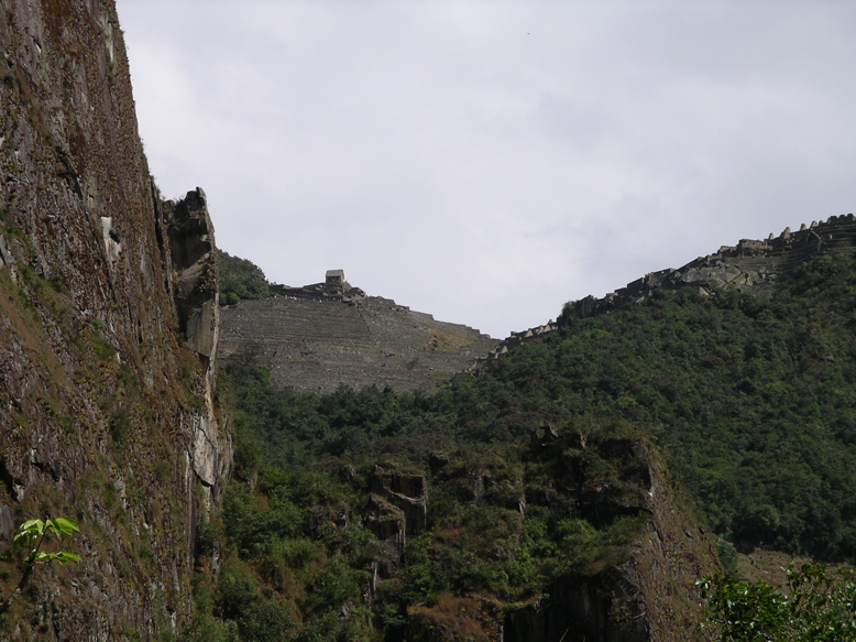 al fondo la ciudad desde el sendero