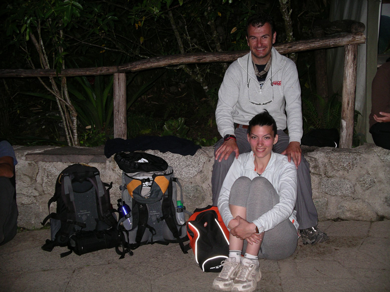 por fin en la puerta de entrada. Conseguimos el turno 13, no esta mal!!!