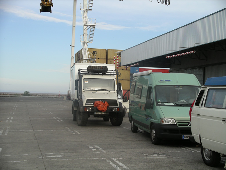 Ahí está..como un emperador saliendo con su corte....si es que... me lo voy a comer  a besos