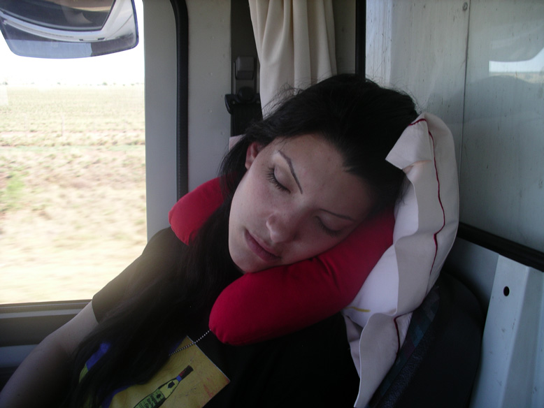 la niña ha encontrado la formula y la postura perfecta para combatir la gran llanura...si todos hicieramos lo mismo